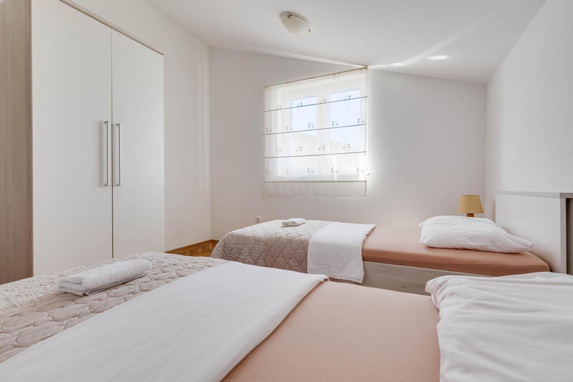 Apartmani Pocrnic Pakoštane Esterno foto